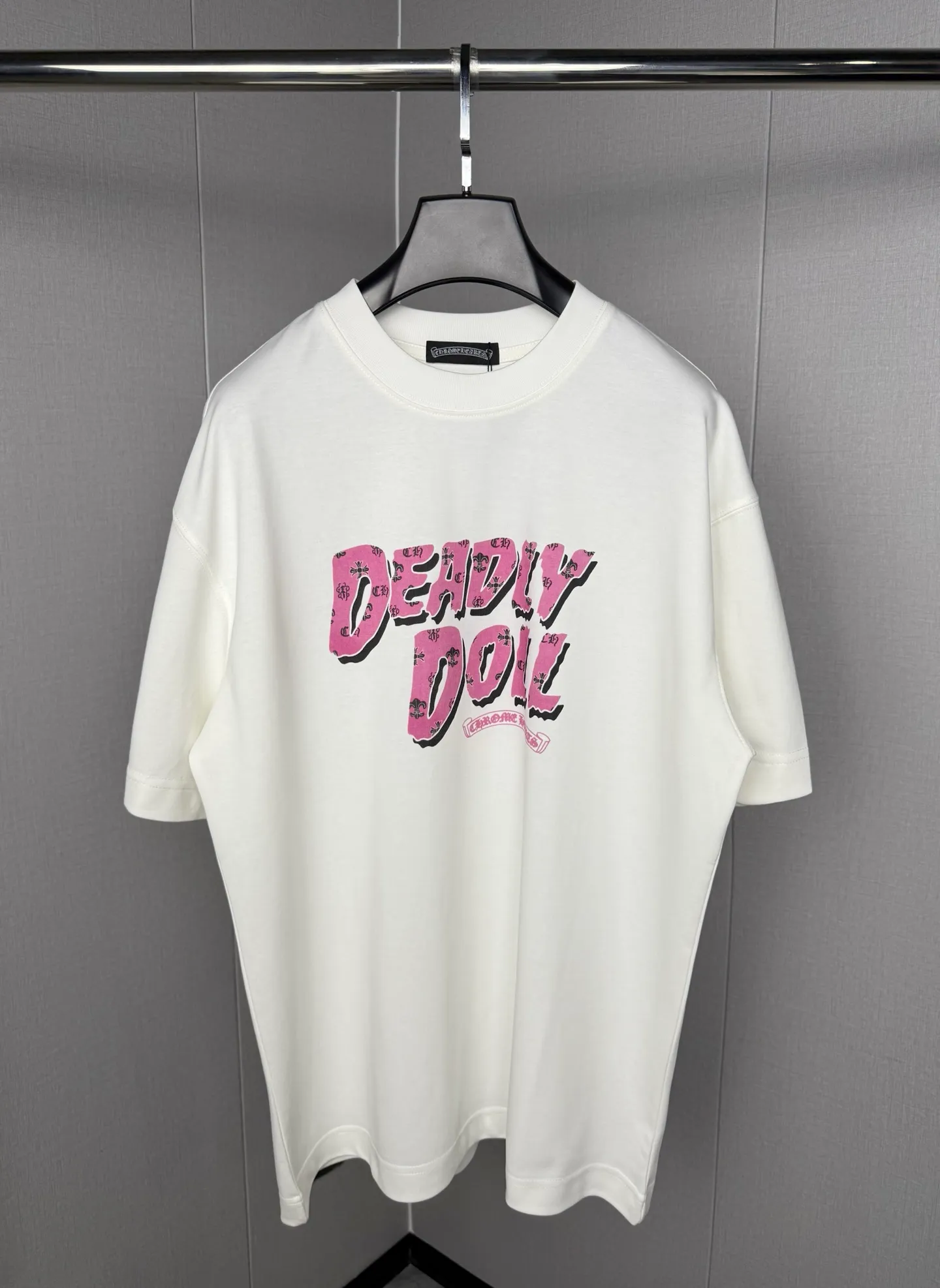 🅿️230 Chrome Hearts double-sided logo jacquard round neck half-sleeved T-shirt with pink cross Sanskrit letters "Deadly Doll" pattern logo on the front, customized fabric, double-sided digital direct printing, 280g weight, loose fit. Ben Crowe’s favorite item, the color scheme is very suitable for summer, and it is the same style for men and women. Solid color sizes: S-XL